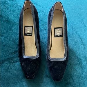 Nina Vintage Black Velvet Heels Size 7.5